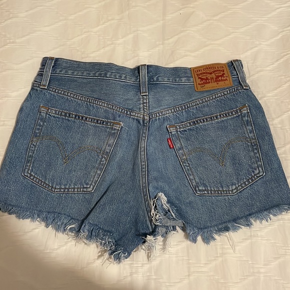 Levis 501 Jean Short - Picture 2 of 3
